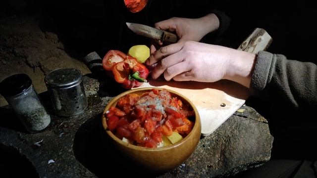 ИДЁМ в КАМЕННЫЙ ДОМ ЗИМОЙ! В МОРОЗ по ГОРАМ на СНЕГОСТУПАХ! НОЧЁВКА, ТАЙГА, ГОРНОСТАЙ БУШКРАФТ 2021 смотреть онлайн