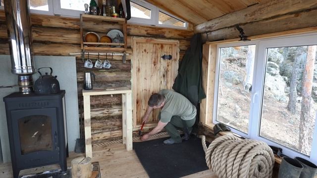 ЗАСТРЯЛ В ИЗБЕ - ПЕРЕЖИДАЮ ПАВОДОК | ДОМ НА СКАЛЕ - КАК СДЕЛАТЬ ВЫЖИВАНИЕ КОМФОРТНЫМ | ОДИН В ТАЙГЕ смотреть онлайн