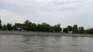 День России.Теплоход идёт по Москве реке в сторону Зарядья