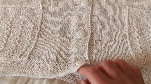 Белая летняя кофточка спицами