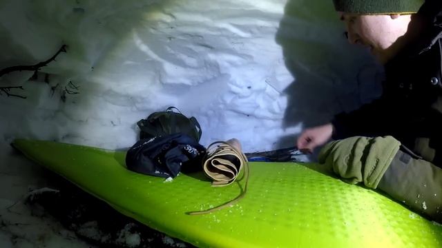 24 ЧАСА В ГОРАХ ЗИМОЙ | НОЧЬ В БЕРЛОГЕ НА СКАЛЕ - Снежное Укрытие - Пятка медведя|Горы Снег Бушкрафт смотреть онлайн