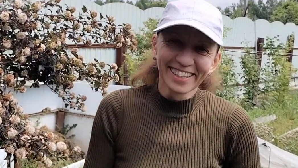 "Ну, с тобой не соскучишься!", сказала она😂 Сажаем свёклу, огурцы, боремся с сорняками. 15-06-2025 смотреть онлайн