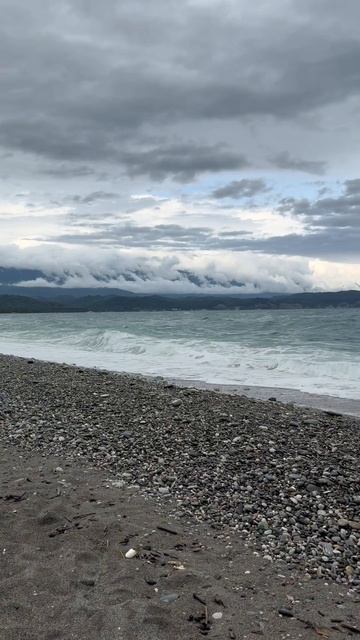 Абхазия 2025. Пицунда. Дождь и шторм на море. смотреть онлайн