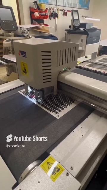 Процесс планшетной резки #производство #типография #плоттер #резак