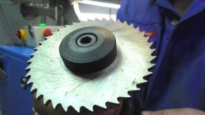 Как же я раньше это не сделал. теперь сделал и доволен. Могу и вам сделать. Державка для фрез.