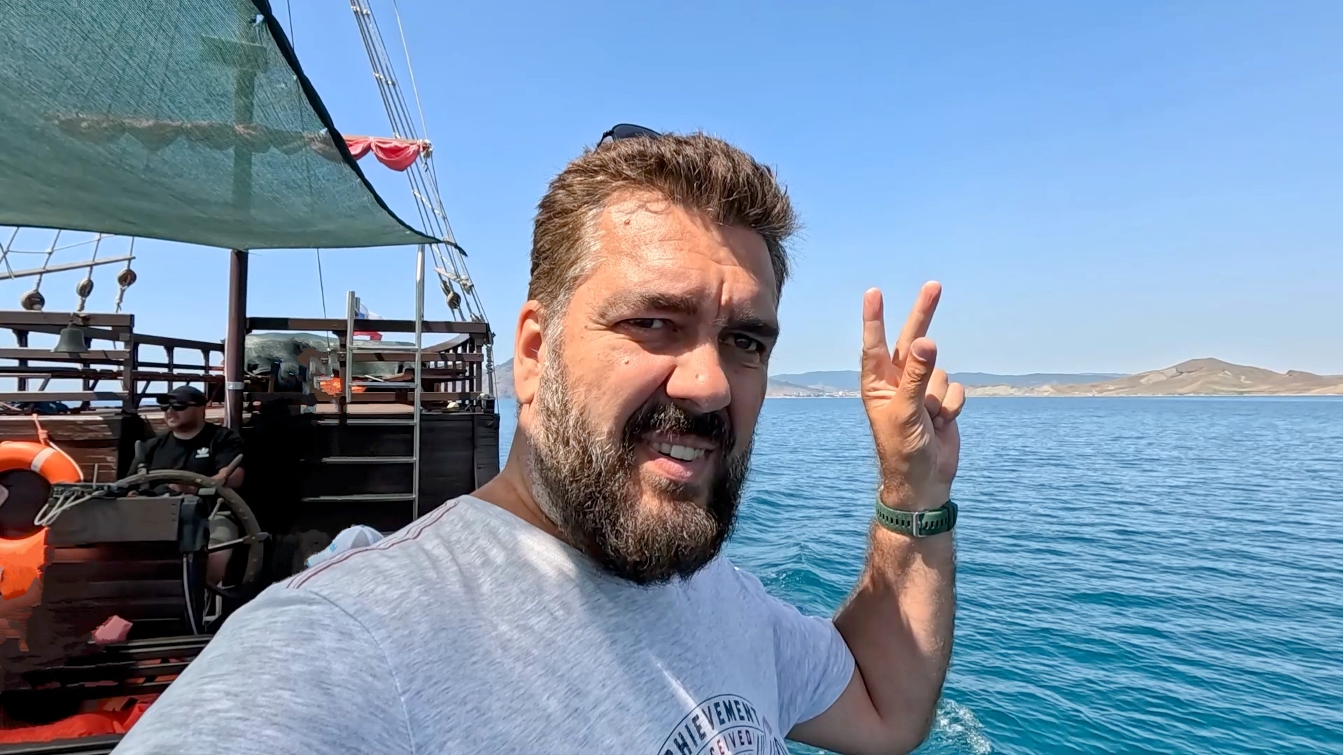 Покатались на яхте в Крыму втроём за 5 тысяч, искупались в открытом море. Крым - сила! смотреть онлайн