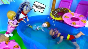В БАССЕЙН НЫРЯЛИ💦, ТАБА ЛАПКИ ПОТЕРЯЛИ Катя и Макс веселая семейка! Куклы Барби истории ДАРИНЕЛКА