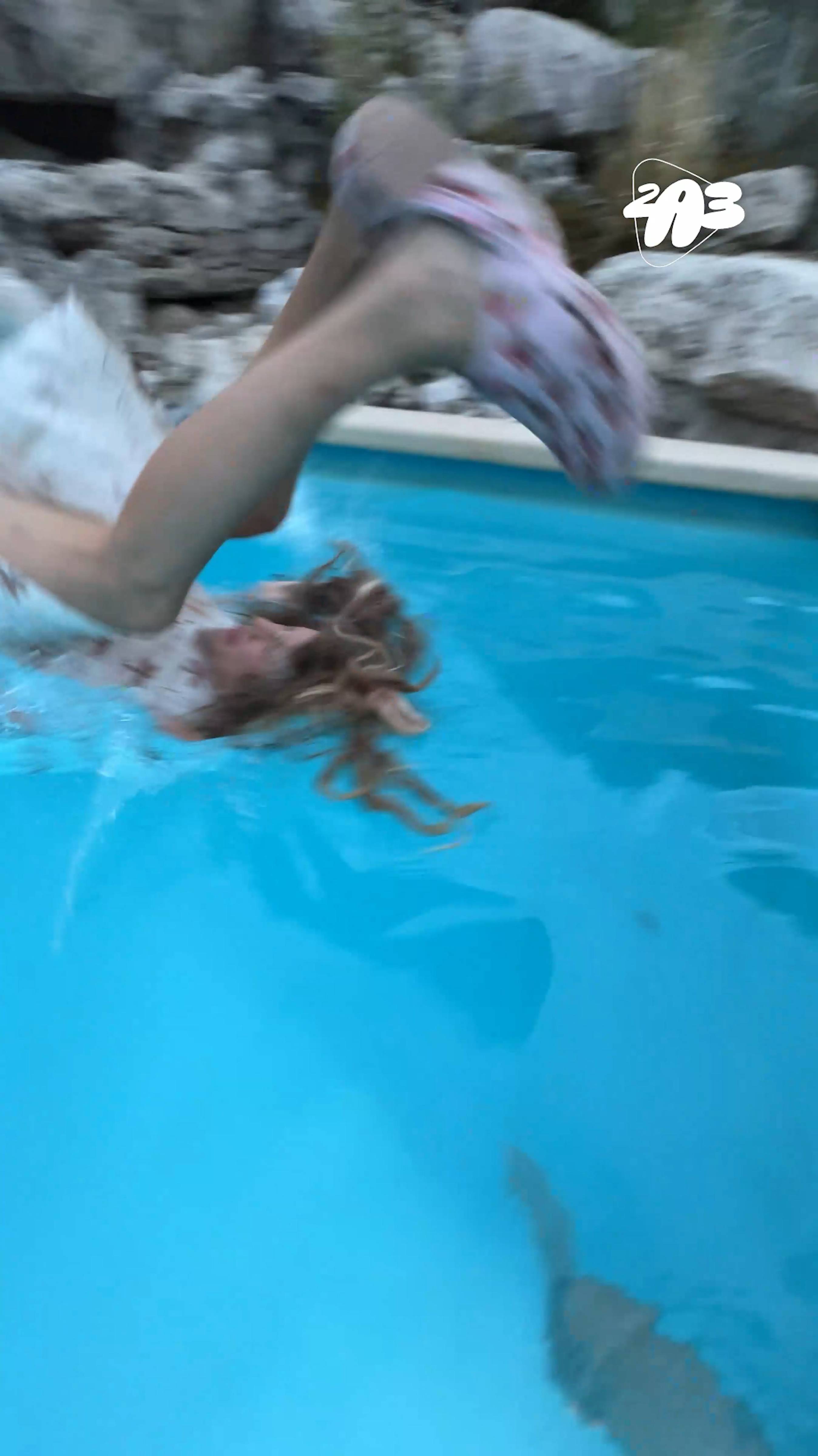 😅 ПРАНК: СКИНУЛИ детей в БАССЕЙН! (они в шоке!) смотреть онлайн