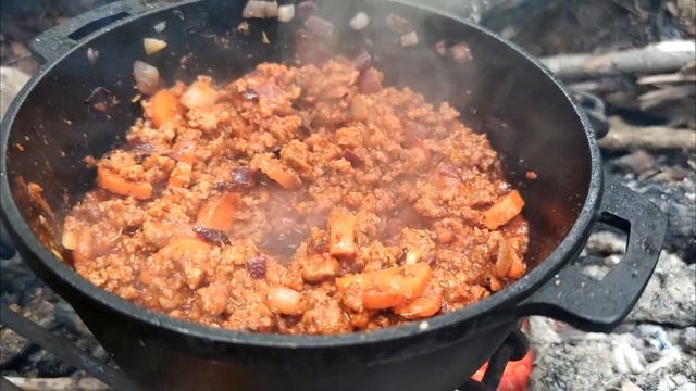 ДОМ ПОД ЗЕМЛЕЙ своими РУКАМИ - ЛОСЬ НА ПОРОГЕ, лесная КУХНЯ, СТЕНЫ из БРЕВЕН — СТРОИМ Землянку смотреть онлайн