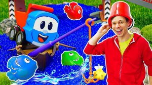 Грузовичок Лева СПАСАЕТ Грузика из воды! Как поднять тяжелую лодку?