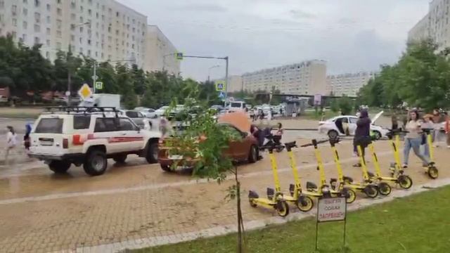 Огромная лужа в Новосибирске после ливня смотреть онлайн