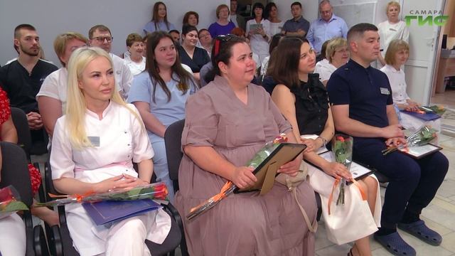 Волшебники в белых халатах: в России отметили День медика смотреть онлайн