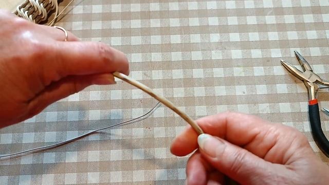 Зеркало корневым плетением ротангом.