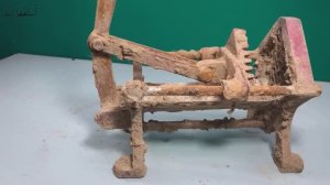 Процесс реставрации чрезвычайно старой машины для нарезки картофеля Фри