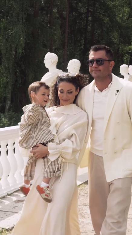 Павел и Зепюр Прилучные с сыном смотреть онлайн