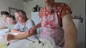 Усадила свою мужскую половину есть, сама занялась делами. Купили новый бак для молока