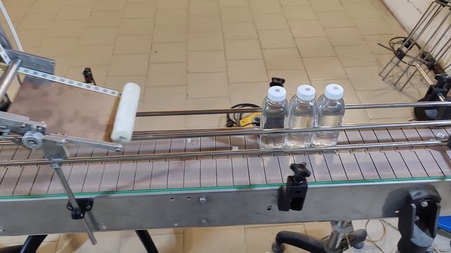 Наклеивание этикетки c куар кодом на бутылку - EtiKon.ru смотреть онлайн