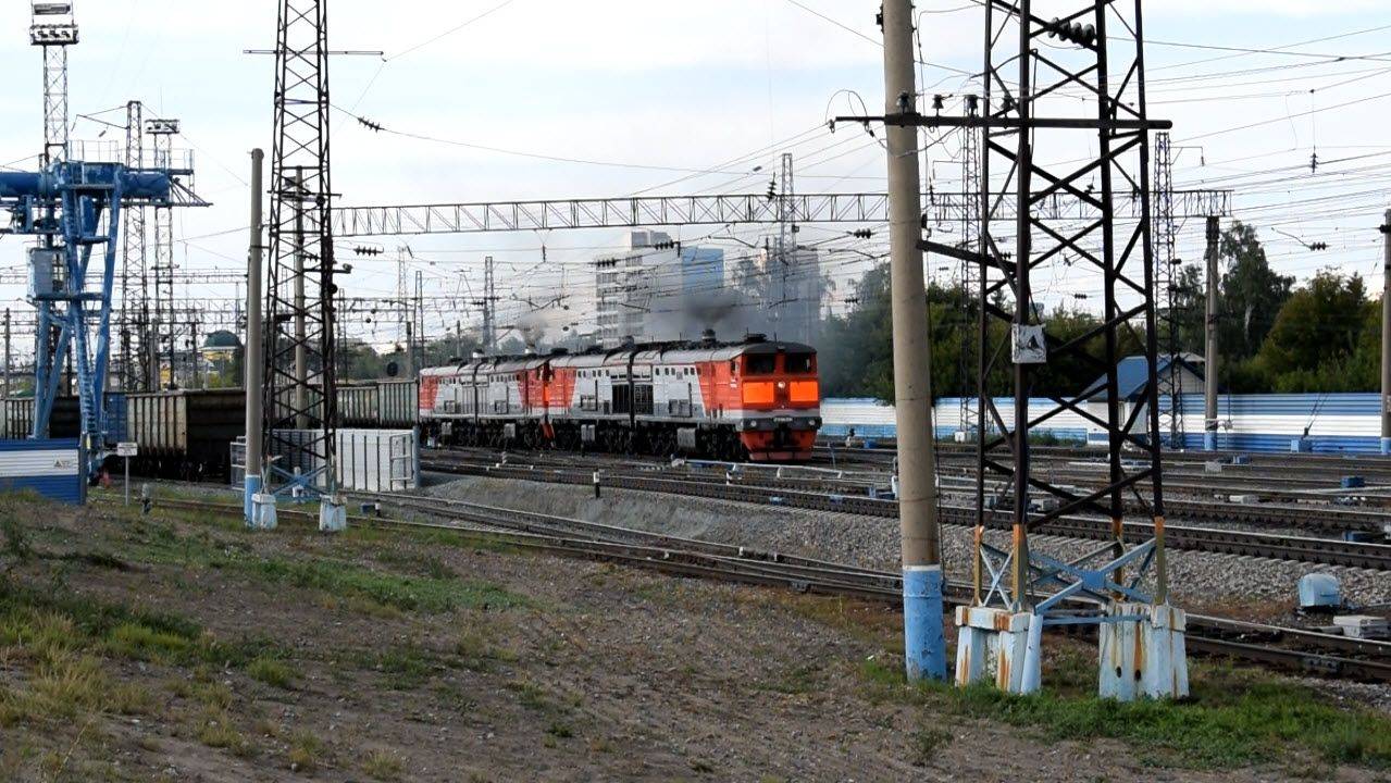 Тепловозы 2ТЭ10М-2958 и 2ТЭ10М-3263. Отправление двойной тяги на Бийск. Звук 5Д49. смотреть онлайн