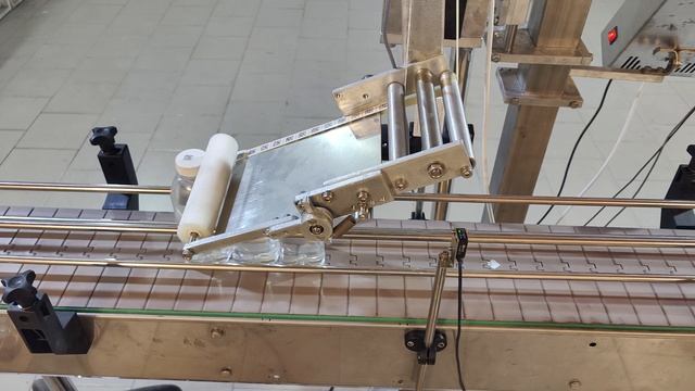 Наклеивание этикетки c куар кодом на бутылку - EtiKon.ru смотреть онлайн