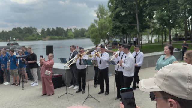 "Гимн России" - военный духовой оркестр смотреть онлайн