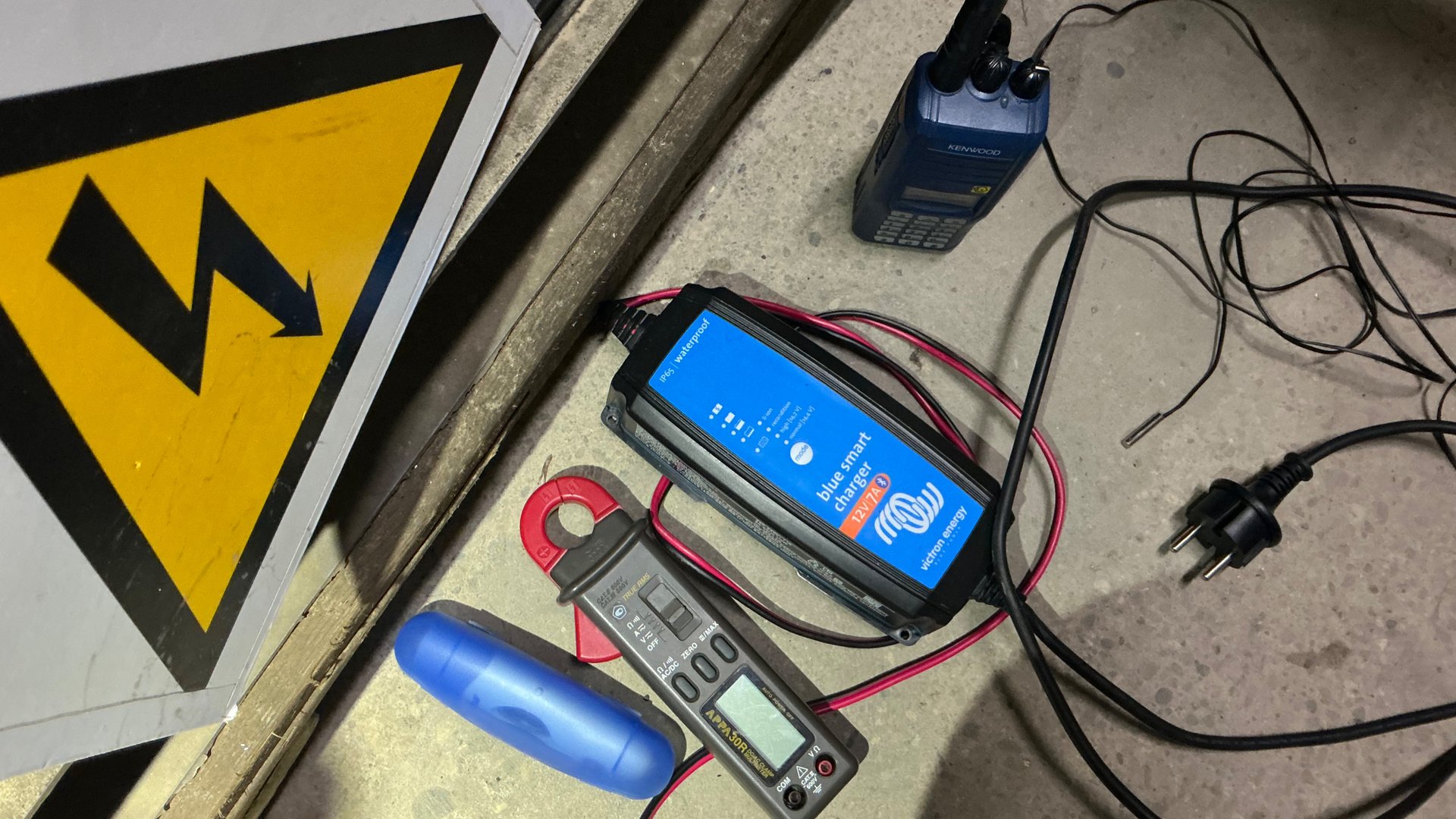 ЗАРЯДНОЕ УСТРОЙСТВО, обман автоматики, разгон Напряжения выше 16- 17 Вольт на VICTRON ENERGY 12/ 7 A смотреть онлайн