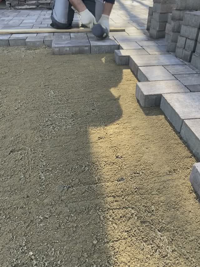 Процесс укладки брусчатки