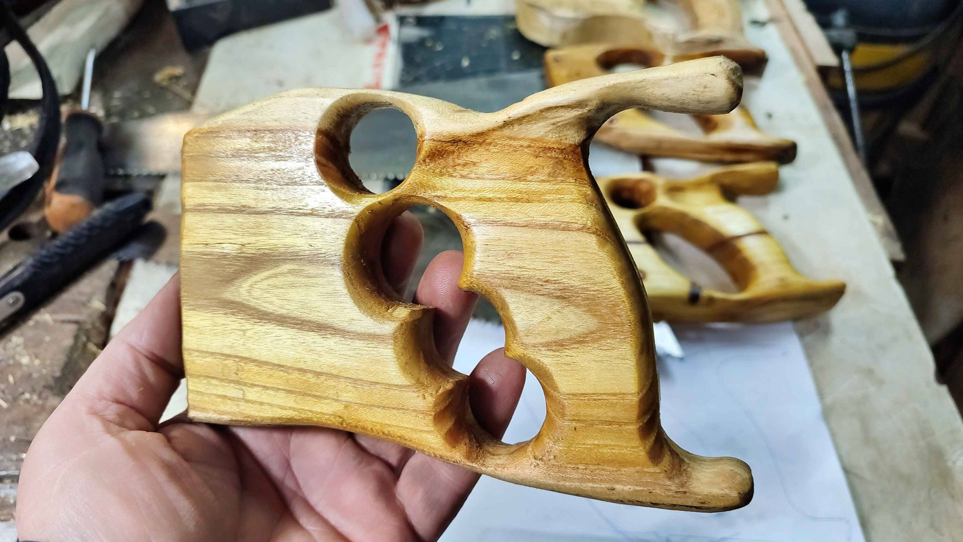 Эргономичная рукоятка пилы по дереву, упрощённая технология изготовления смотреть онлайн