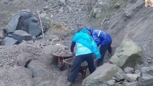 Строительство, песчаный карьер, шахтёрам погода не помеха