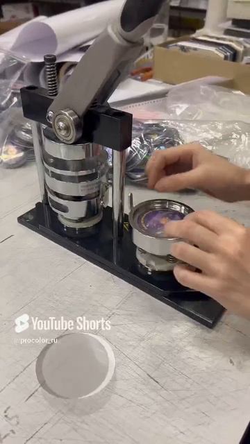 Процесс создания круглых голографических значков  #процессработы #производство #значки