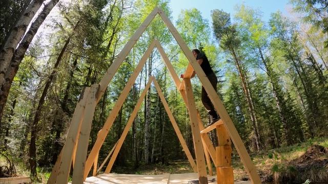 Строим ДОМ A-FRAME (шалаш) в ДВА ЭТАЖА — ВОЛКИ рядом | ЗАИМКА В ЛЕСУ смотреть онлайн