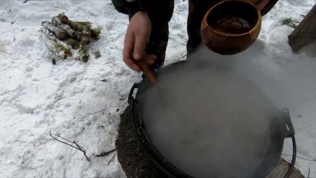 СЫРНЫЙ СУП В ДОМЕ НА ДЕРЕВЕ | ПРАЗДНИЧНЫЙ СТОЛ И РЫЖИЙ ЗВЕРЬ | ЛЕСНЫЕ смотреть онлайн