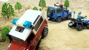 Полицейская машина спасает людей при аварии, пожарная машина и автомобильные игрушки
