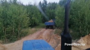 МТЗ-82 грузит, МТЗ-50 возит землю