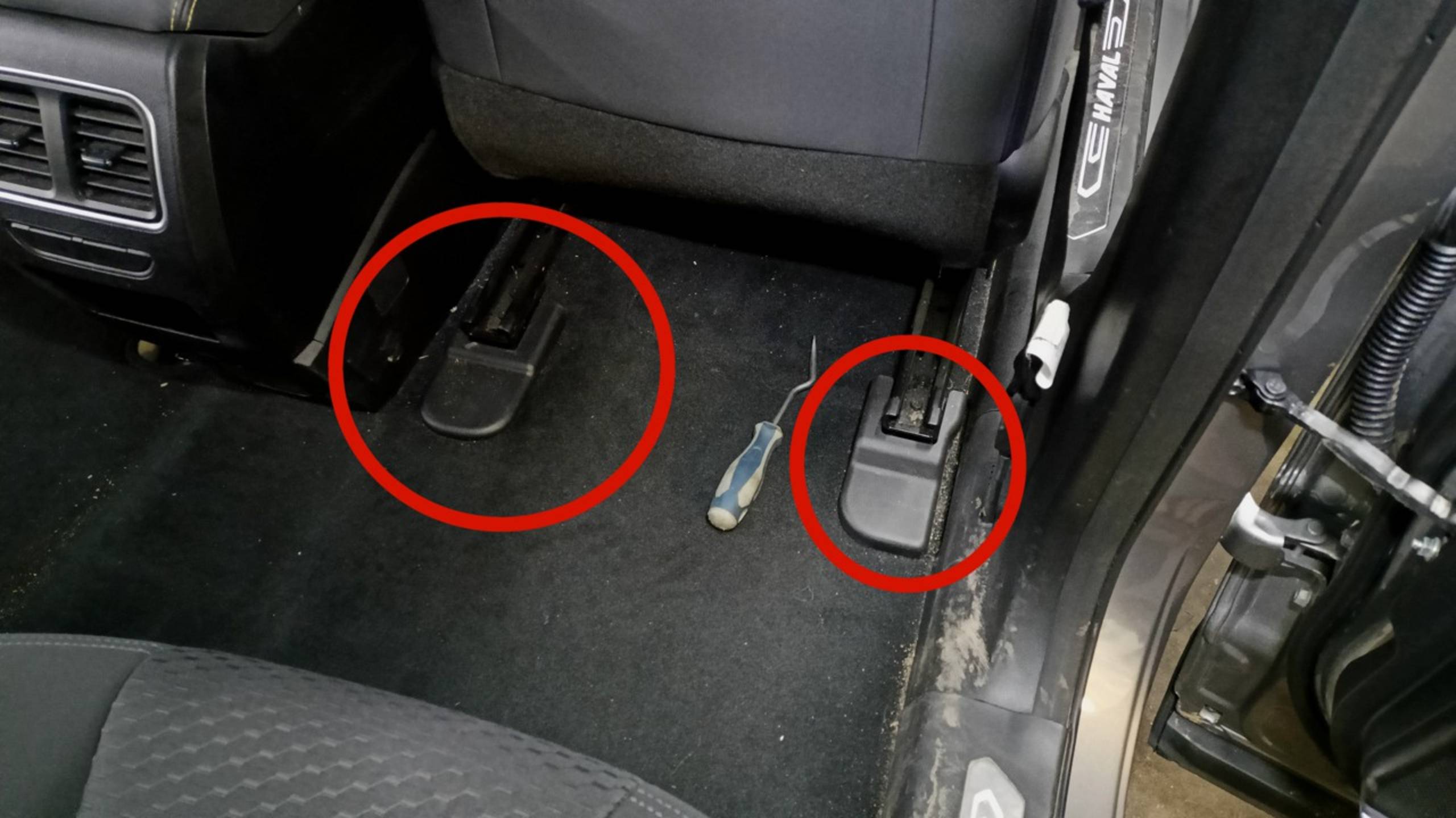 Как снять заглушки болтов сидения Haval F7X смотреть онлайн