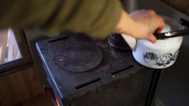 ПОСТРОИЛ ДОМ НА ДЕРЕВЕ И ВОТ КАК СМОГ НАЛАДИТЬ БЫТ | Секреты уютного дома на дереве смотреть онлайн