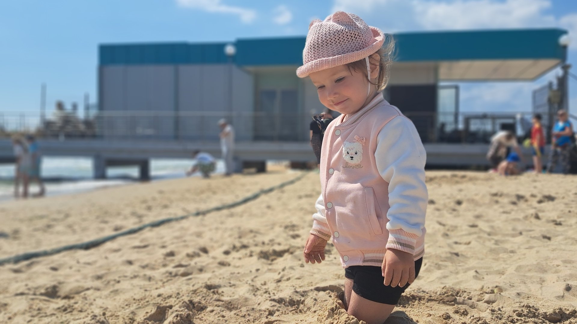 Анапа Витязево пляж Паралия после вчерашнего дождя море очень холодное 17 июня 2025