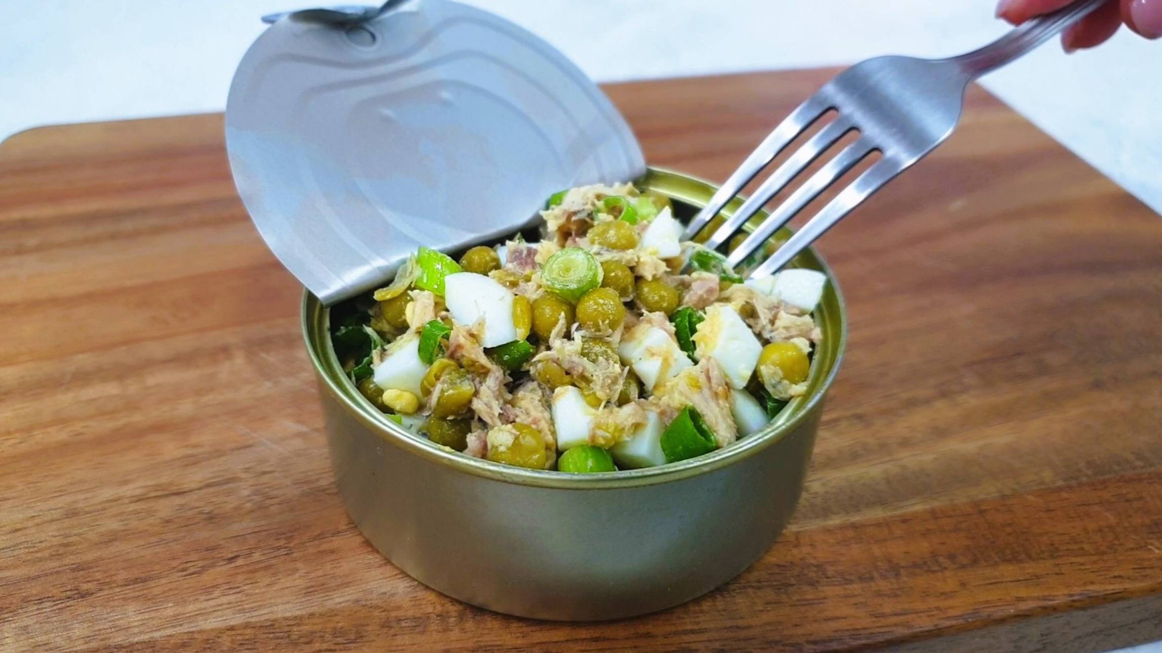 Когда нахожу дома банку консервов, готовлю простой салат за 5 минут. Просто, а вкусно как