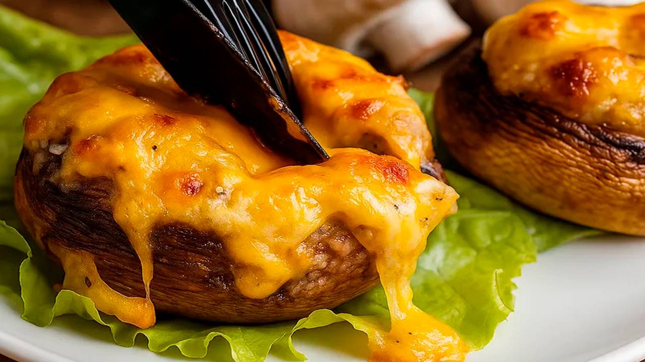 ШИКАРНАЯ, ДЕШЕВАЯ, ГОРЯЧАЯ ЗАКУСКА! Фаршированные шампиньоны, от которых все в восторге! 🍄🔥 смотреть онлайн