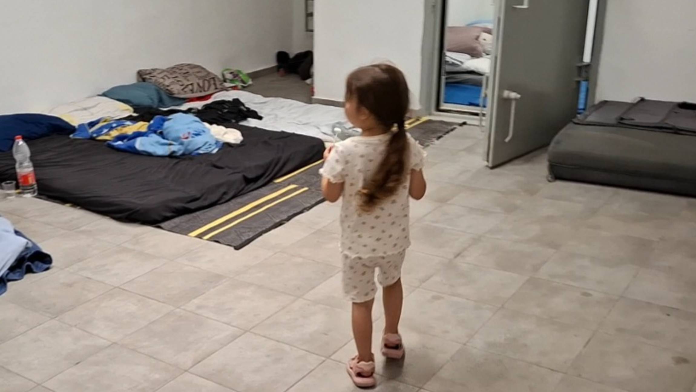 В Израиле люди спят в подземных бомбоубежищах. Война Израиля и Ирана. смотреть онлайн