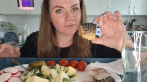 Мукбанг Скумбрия, картошечка и соленья | Поговорим за обедом?) #Мукбанг #фудблогер #еда