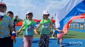 «Алдан» экологическай лааҕыр оҕолоро Россия күнүн ыллылар