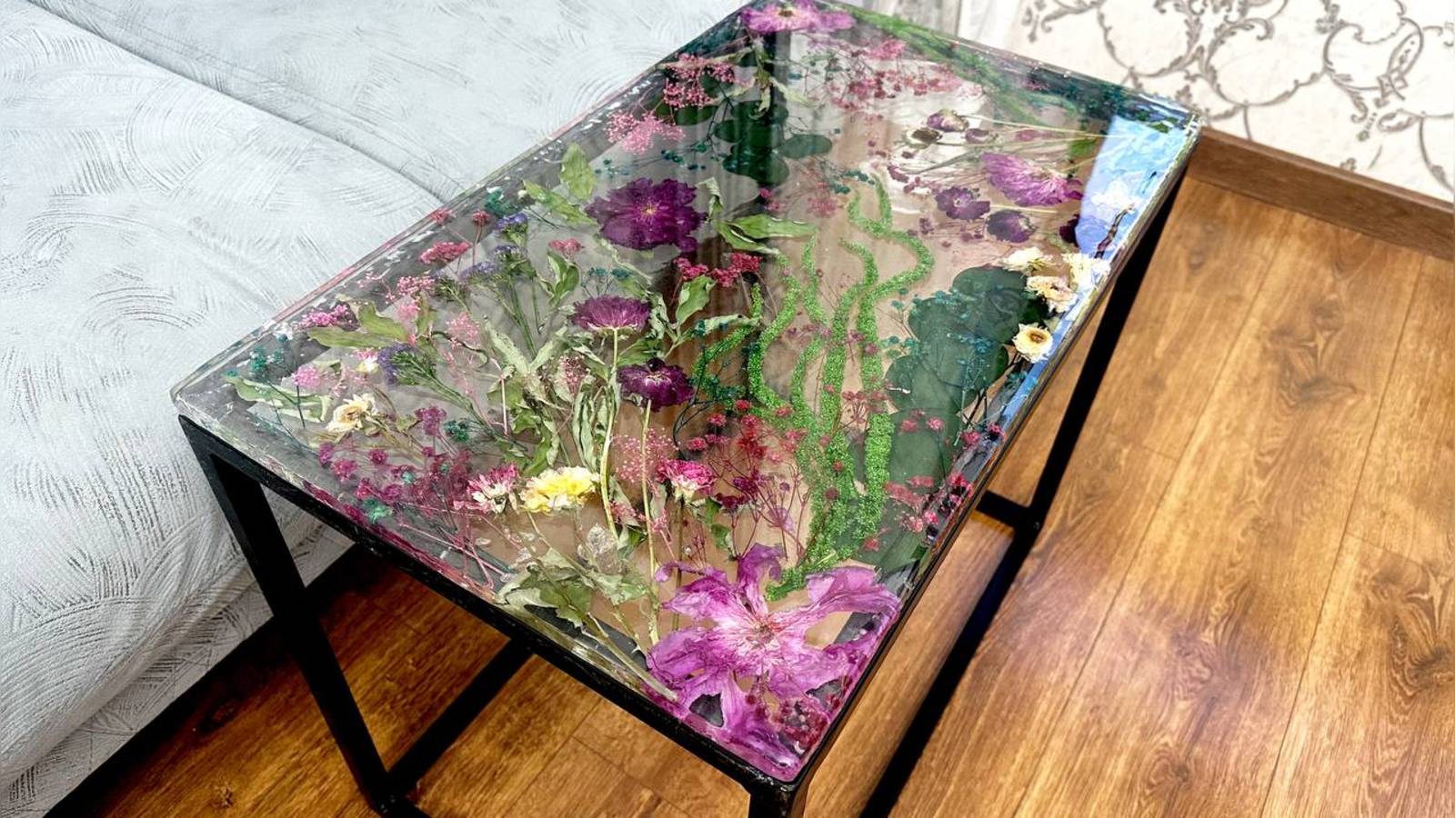 Удивительный столик из цветов и эпоксидной смолы – Сделала своими руками!