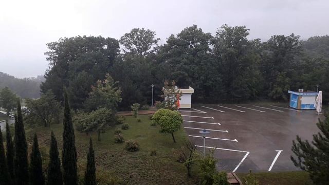 Чёрное море реально окрасилось в чёрный цвет и слилось с серым небом. Весь день идёт ливень. смотреть онлайн