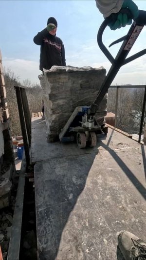 Строители едва успели завести кирпичи в здание, когда площадка обрушилась.