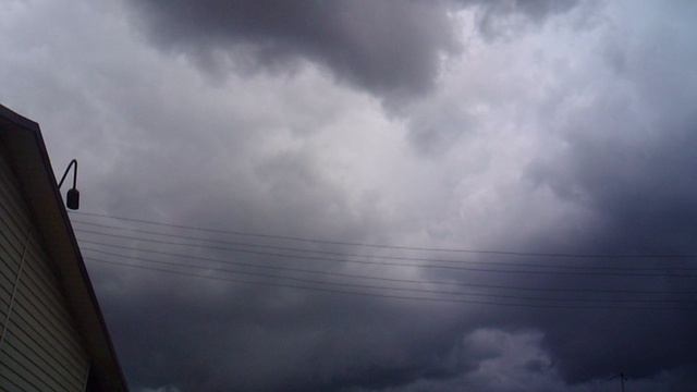 Небо разделилось пополам!