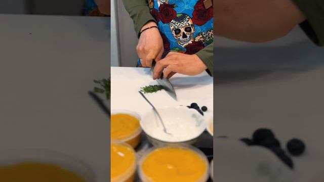 Греческий йогурт с манго и чиа