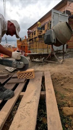 Отпилил кирпич под углом для фронтона