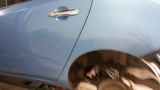 Ниссан Лиф вытяжка задней панели и замена крышки багажника.