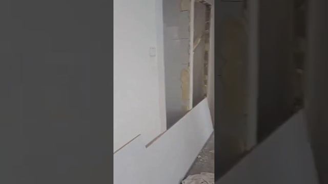 Русско говорящая в шоке от того, что стало с ее квартирой и соседним домом. смотреть онлайн