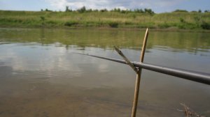 Вода кипит на глубине 30 см. Щука кидается за рыбой. Дочка как всегда облавливает. Рыбалка